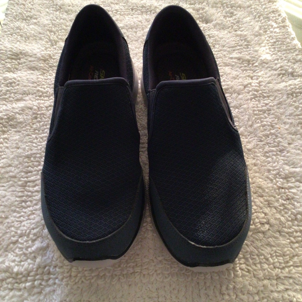 Men’s Skechers Navy size 9